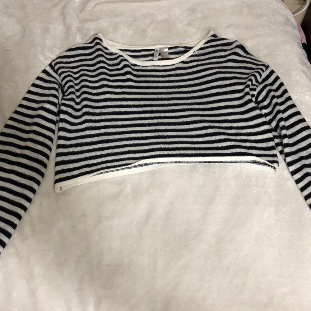 Stiriped black and white cropped sweater